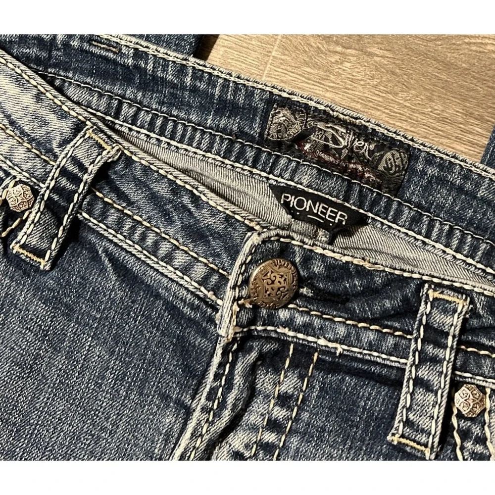 Silver Jeans Women's Pioneer Boot Low Rise Distressed Jeans Size 30/33 (32x33)